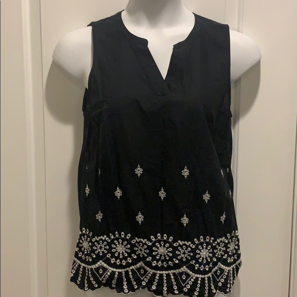 Sleeveless embroidered shirt
